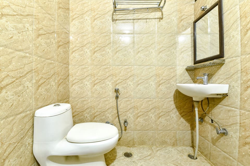 Shower, rainfall showerhead, free toiletries, towels