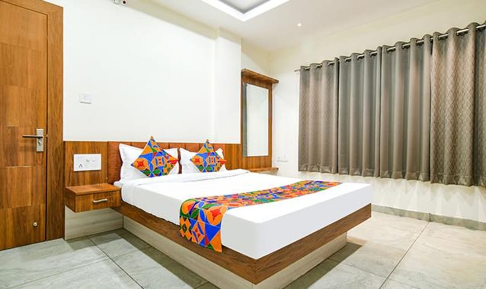 Egyptian cotton sheets, premium bedding, in-room safe, WiFi (free)