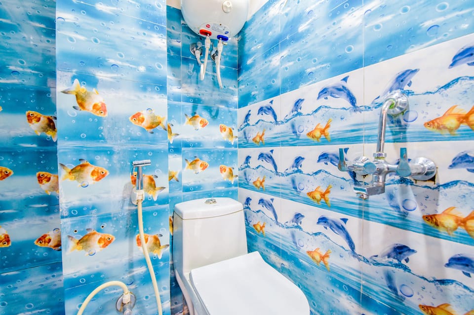 Shower, rainfall showerhead, free toiletries, towels
