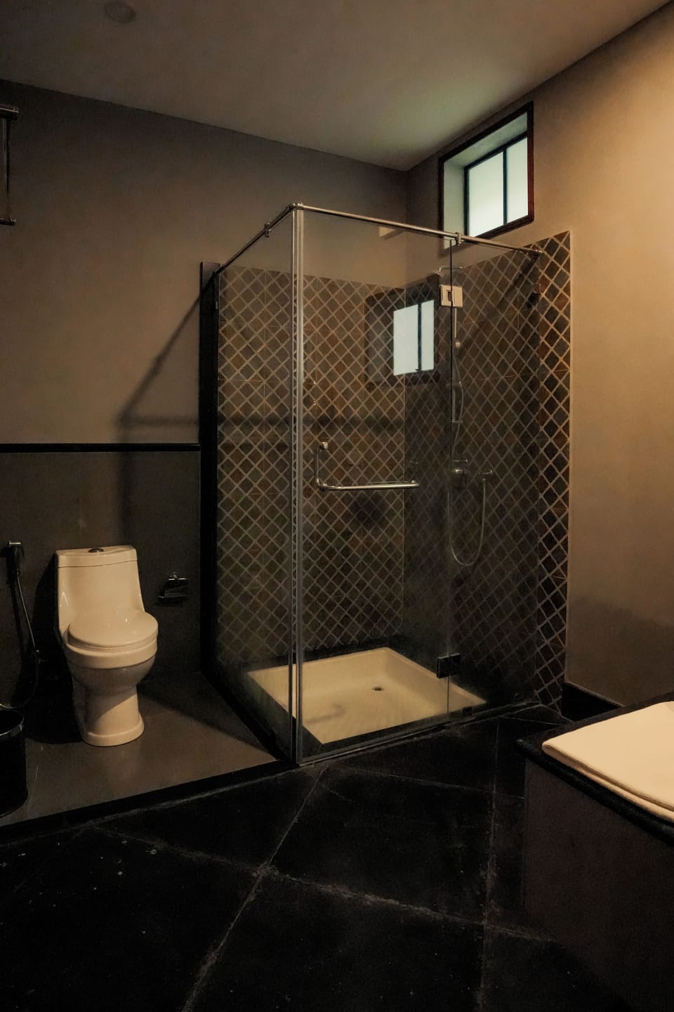 Premium Cottage | Bathroom | Shower, hair dryer, towels, shampoo