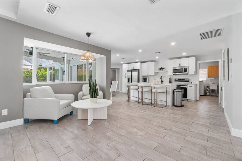 The sleek yet comfortable space gives all the best lounge vibes.