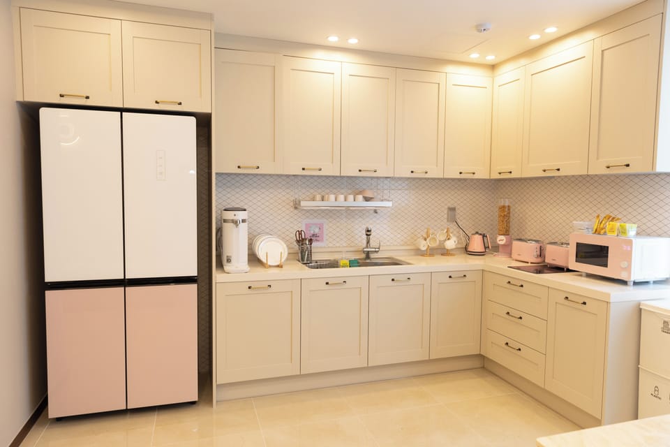 Full-size fridge, microwave, electric kettle, toaster