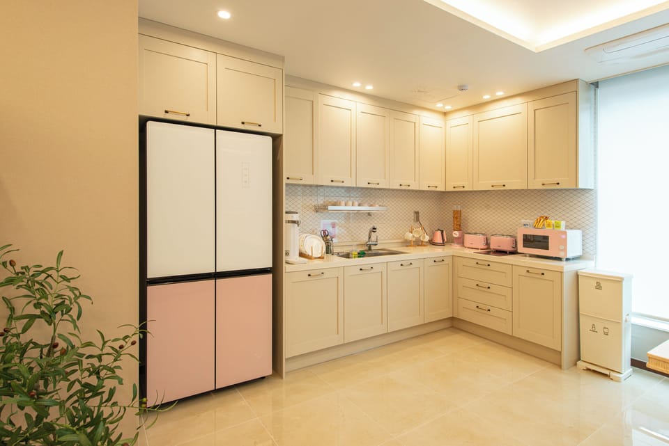 Full-size fridge, microwave, electric kettle, toaster