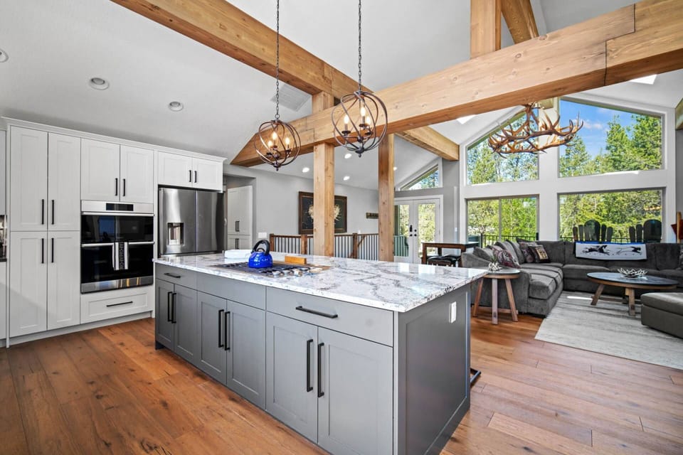 Cook a delicious meal in this spacious and fully equipped kitchen.