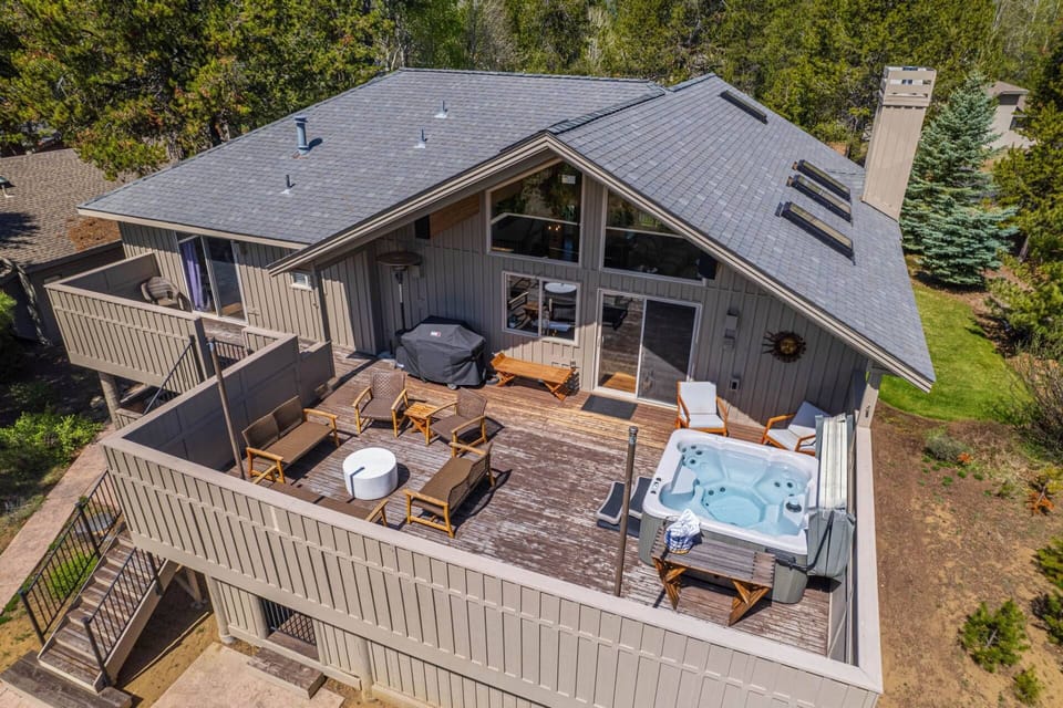 The Ponderosa is an expansive Sunriver rental with so many beautiful amenities.