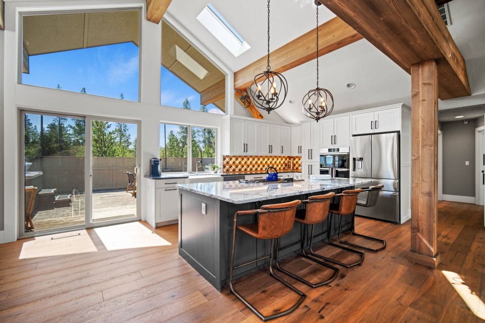 "The house was perfect for our group! Excellent space, both indoor and outdoor. Well stocked kitchen, and great communication from the hosts" - Cindy
