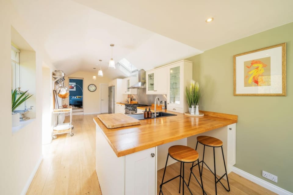 House | Private kitchen | Fridge, stovetop, electric kettle, toaster