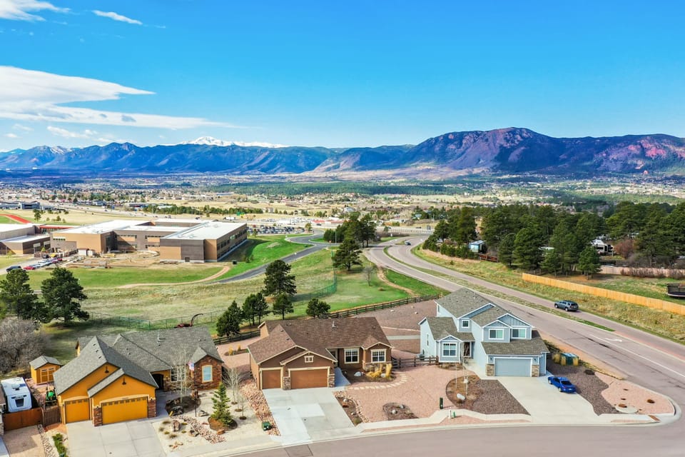 Wake up to the melody of mountain birds and the embrace of fresh mountain air. Your scenic escape starts here!