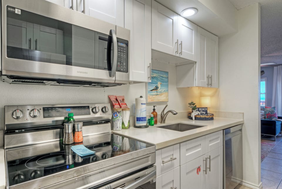 Fully equipped kitchen.