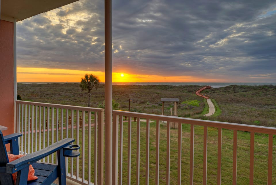 Amazing ocean views and sunset from the balcony.