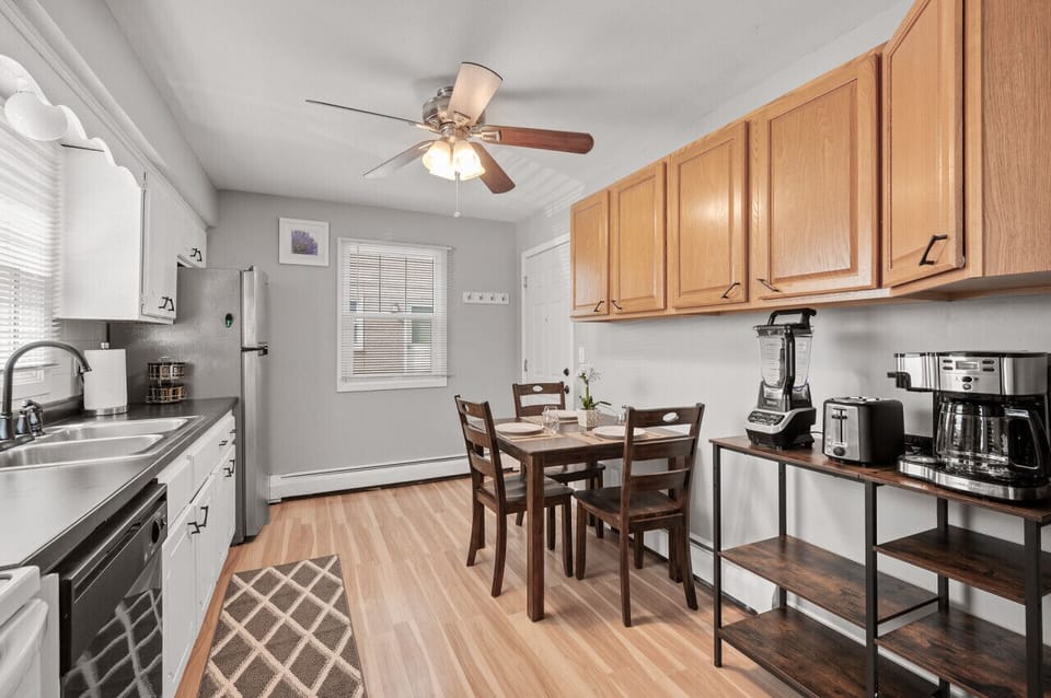 Kitchen - Dining table and coffee/tea section