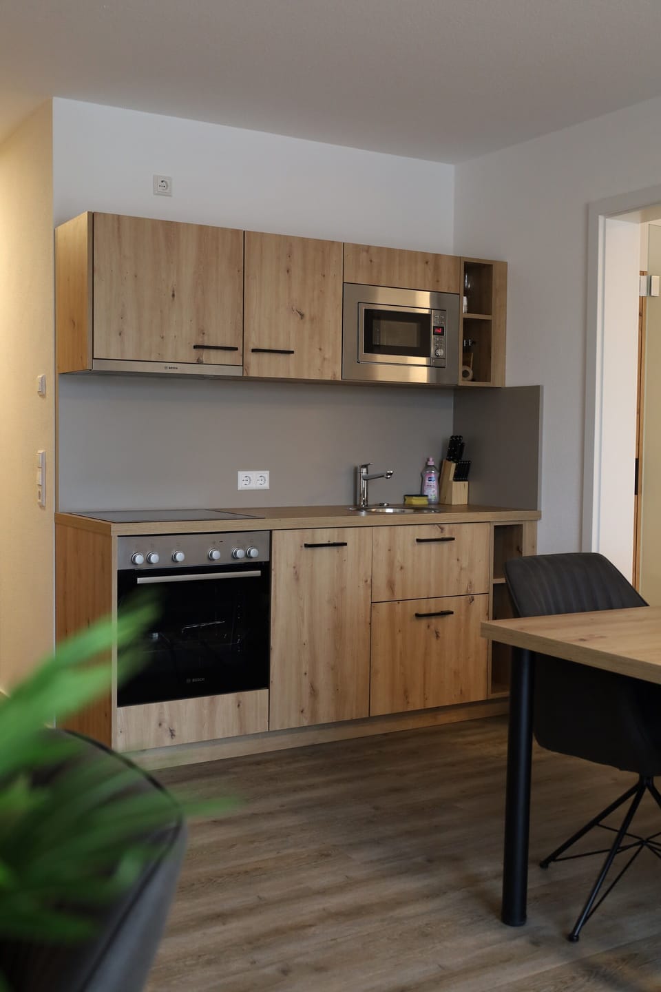 Deluxe-Apartment, 1 King-Bett und Schlafsofa, Nichtraucher, Küche und Balkon | Private kitchen | Espresso maker, coffee/tea maker, electric kettle