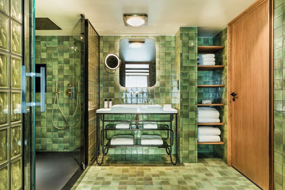 Suite with Sacré Coeur view | Bathroom | Hair dryer, bathrobes, slippers, towels