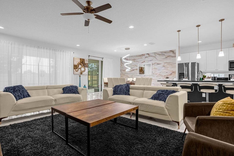 Beautiful open-concept spaces, ideal for large groups of family and friends.
