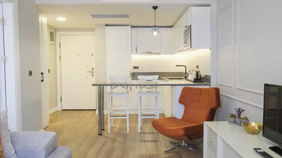 Junior Suite | Living area | 45-inch Smart TV with satellite channels, Netflix, streaming services