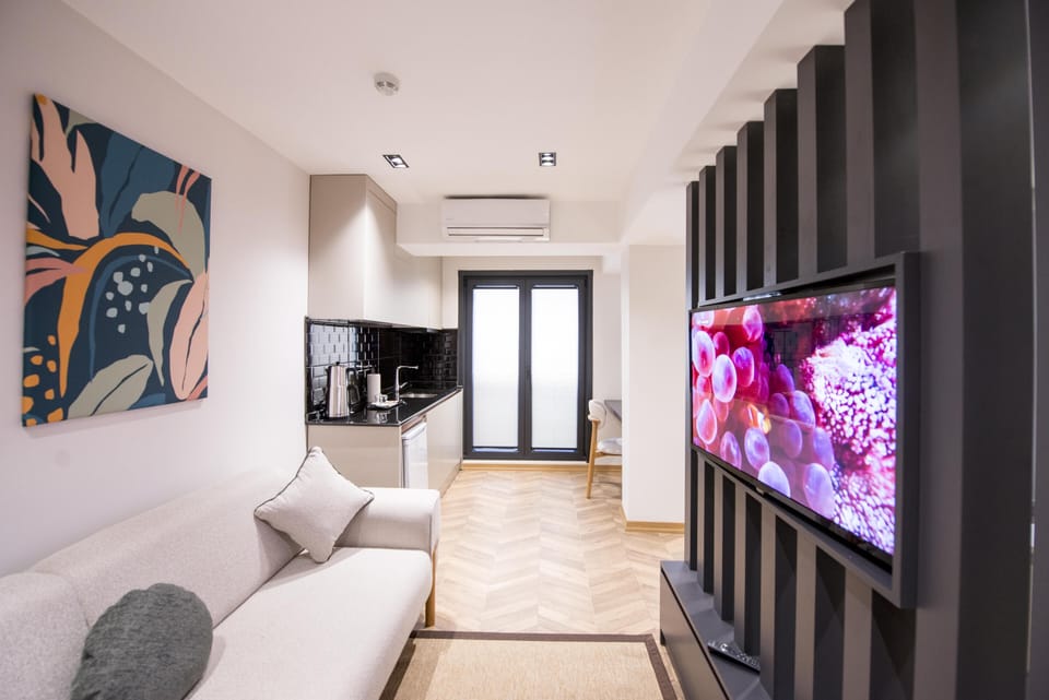 50-inch Smart TV with satellite channels, heated floors