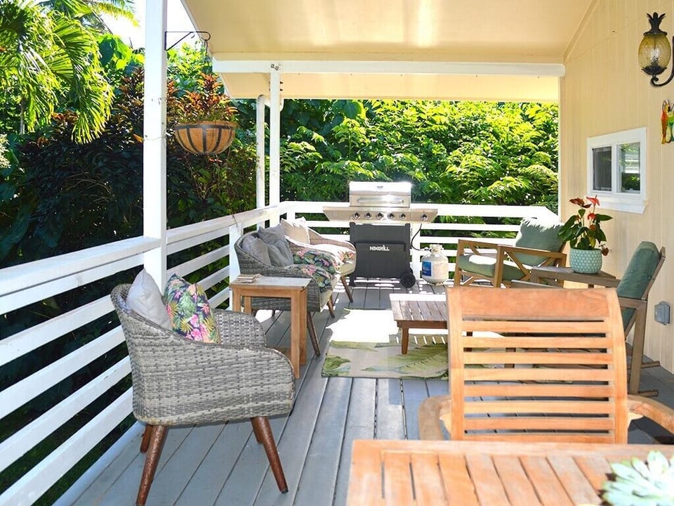 Huge lanai - Upstairs lanai with outdoor table, seating, gas grill
