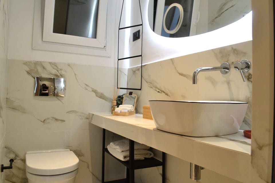Shower, rainfall showerhead, free toiletries, hair dryer