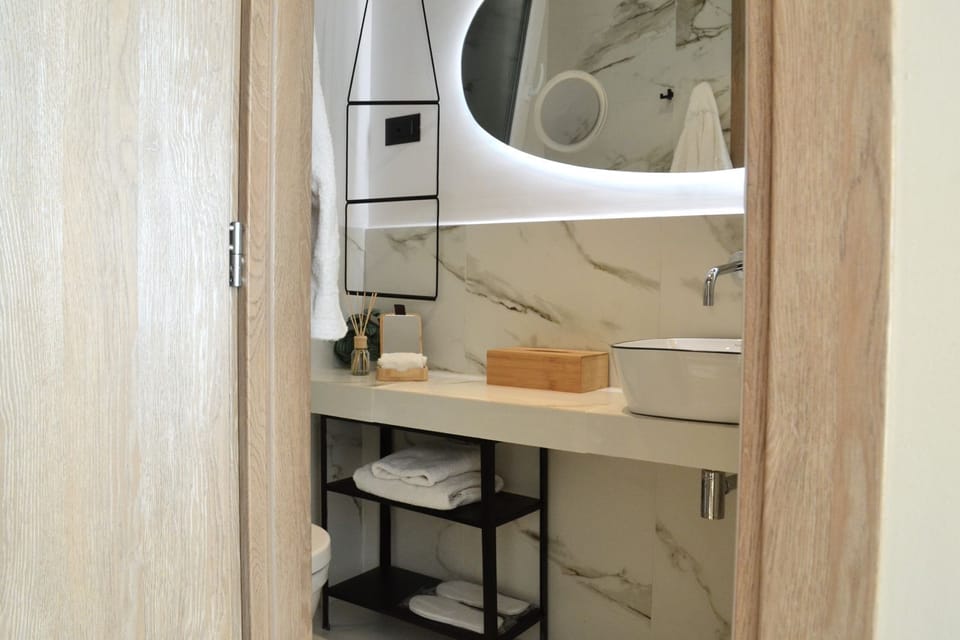 Shower, rainfall showerhead, free toiletries, hair dryer