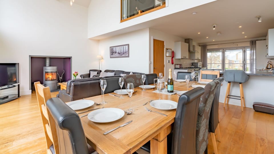Dining Area, Muntjac Lodge, Bolthole Retreats