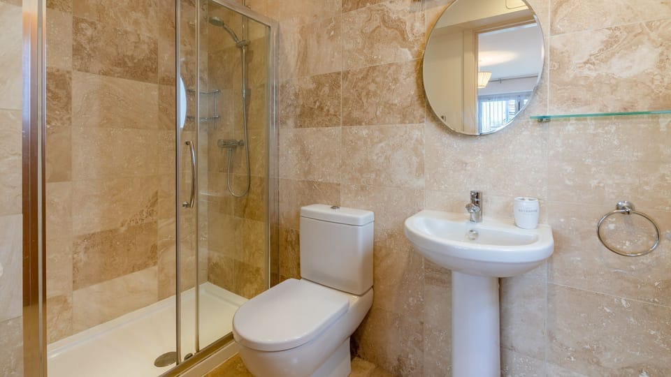 En-suite to Bedroom Two, Muntjac Lodge, Bolthole Retreats