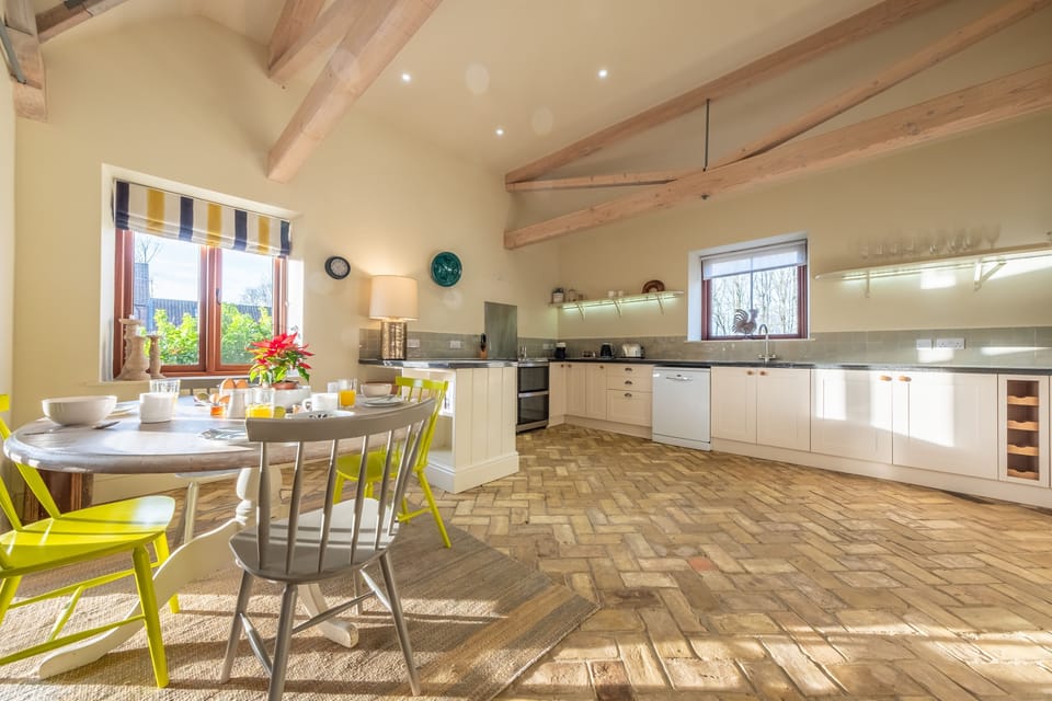 Ground floor: Spacious kitchen area