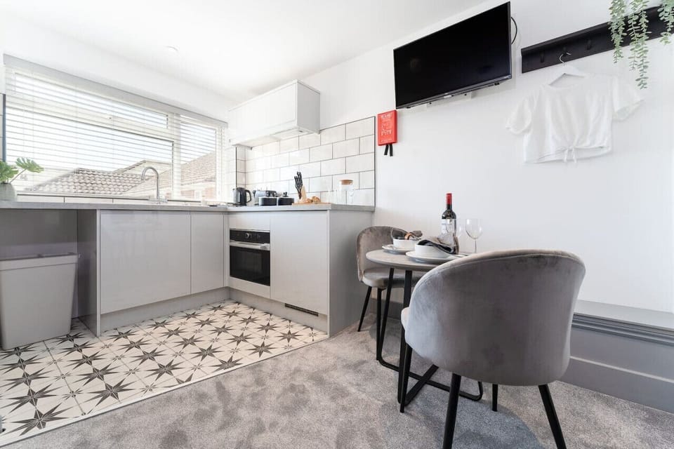 Well-equipped kitchen and comfortable seating area
