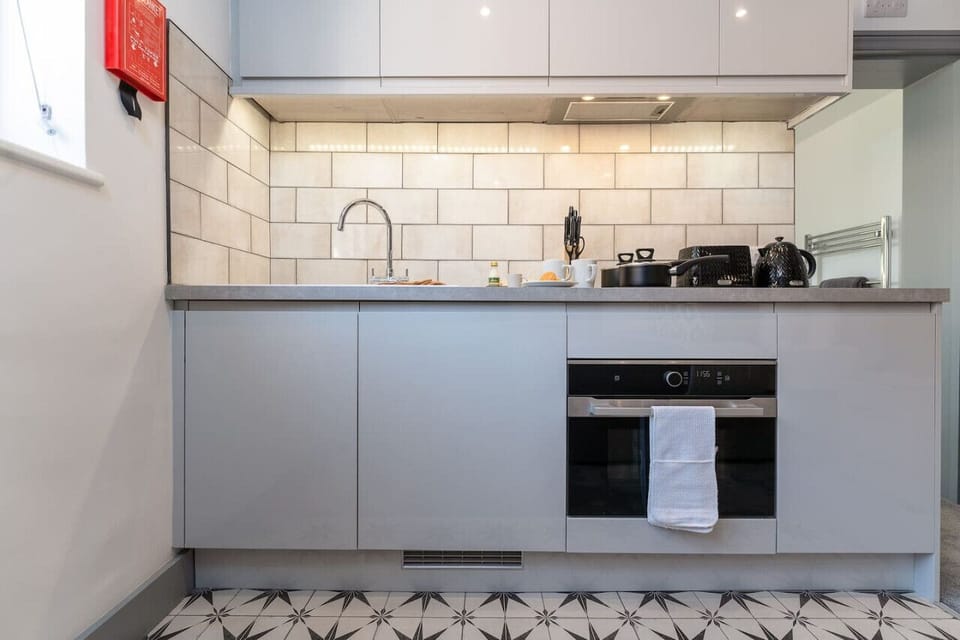 Well-equipped full studio kitchen