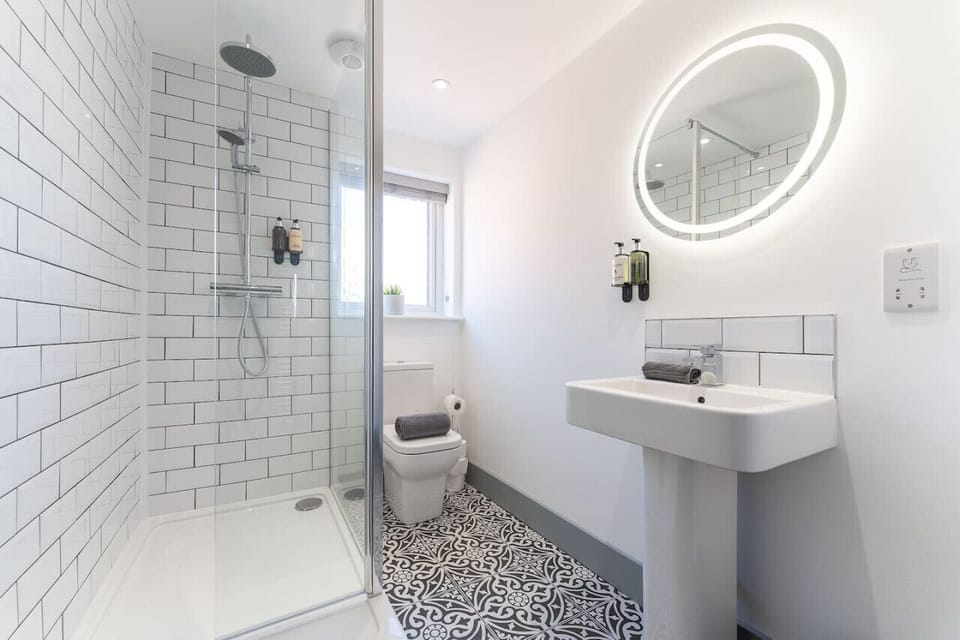 Spacious ensuite shower room