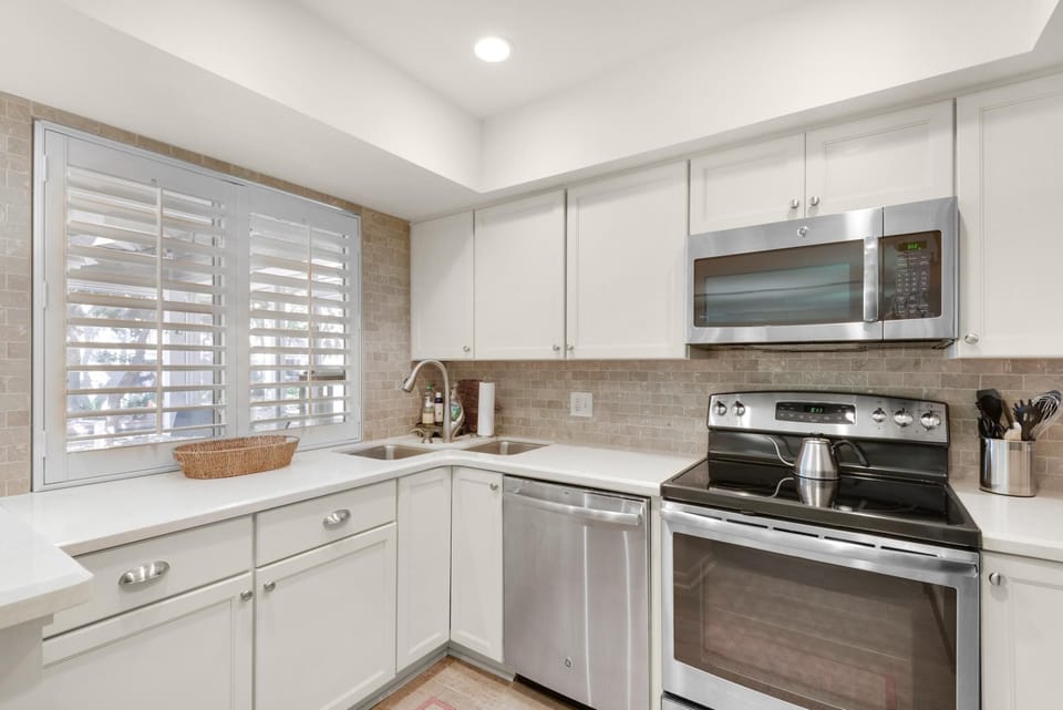 Condo, Multiple Beds (Hidden Dunes Beach Cottage 162) | Private kitchen | Oven, toaster