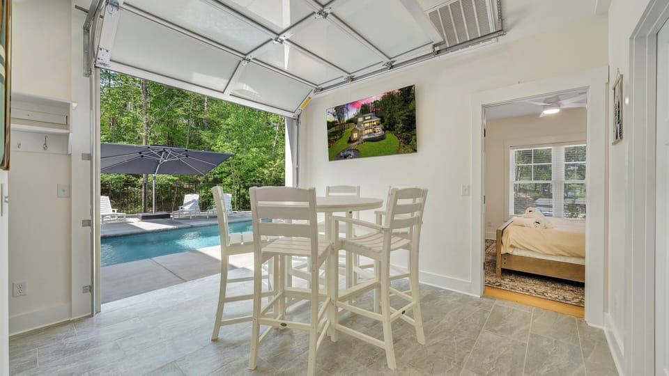 Pool Side Gathering Area with TV (1)