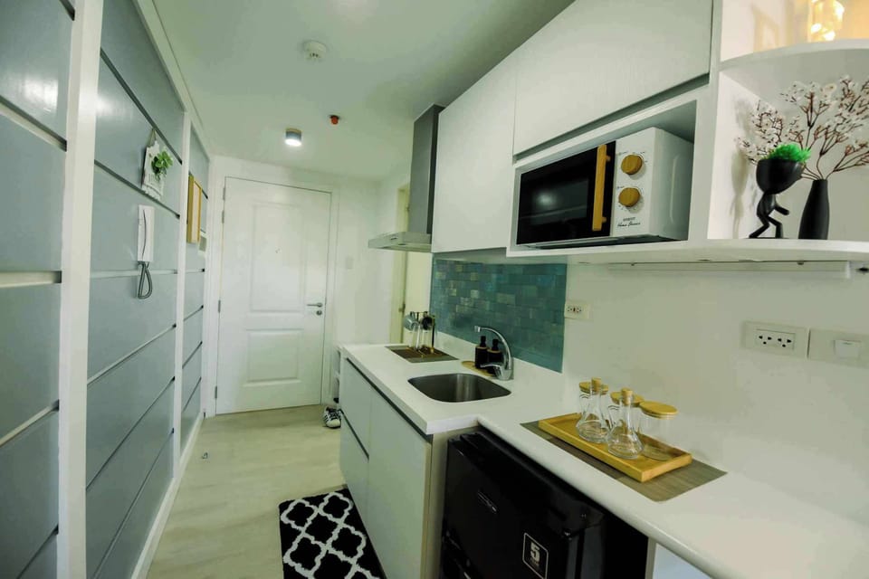 Comfort Condo, 1 Bedroom, Kitchen, City View | Private kitchen | Fridge, microwave, oven, stovetop