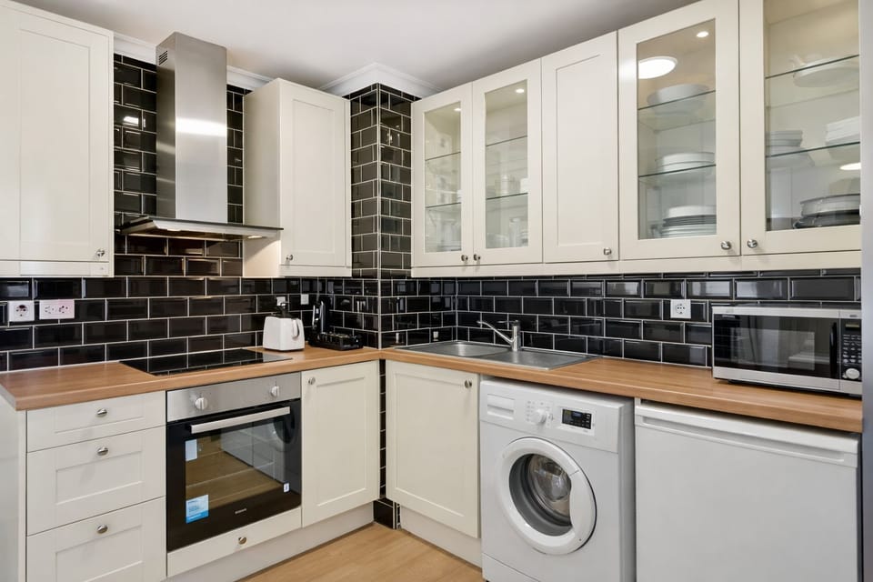 Deluxe Apartment | Private kitchen | Full-size fridge, microwave, oven, stovetop