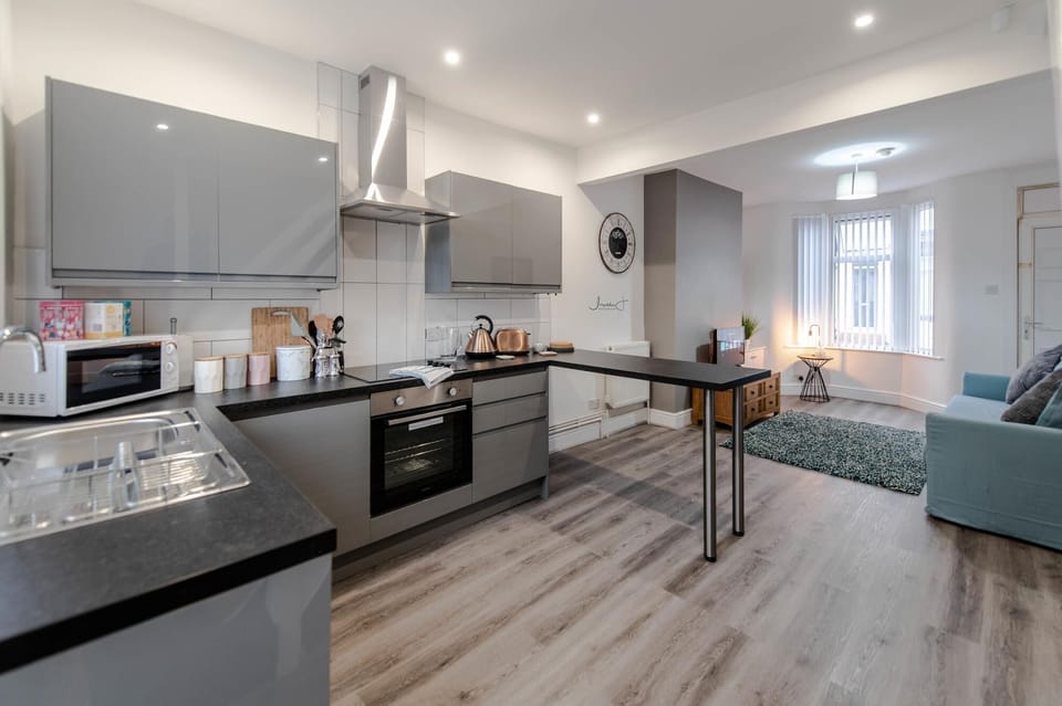 House | 2 bedrooms, desk