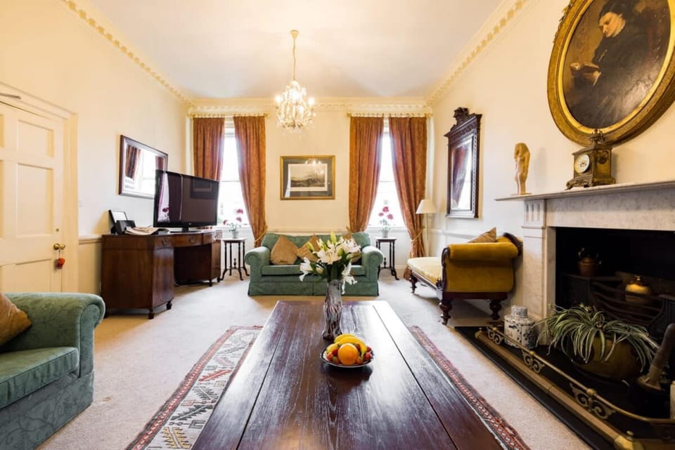 House | 7 bedrooms, desk, iron/ironing board, Internet