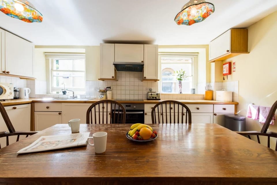 House | 7 bedrooms, desk, iron/ironing board, Internet