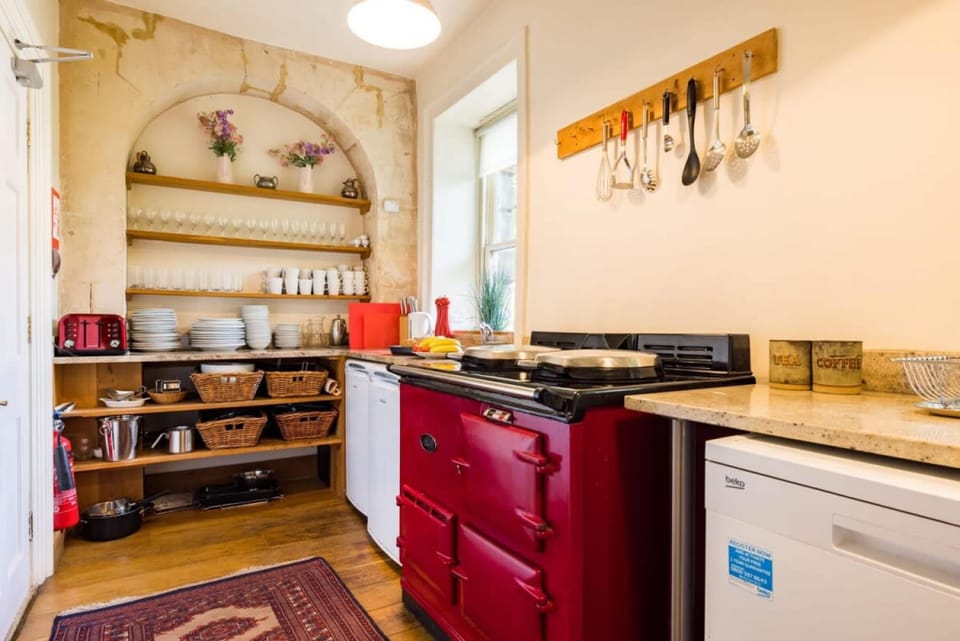 House | 7 bedrooms, desk, iron/ironing board, Internet