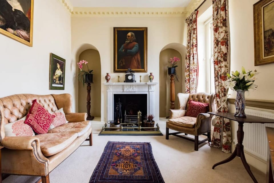 House | 7 bedrooms, desk, iron/ironing board, Internet