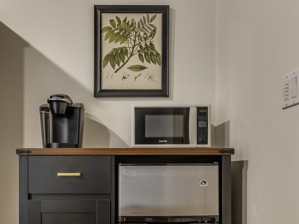 Signature Courtyard King (Pet Friendly) | Private kitchen | Mini-fridge, microwave, coffee/tea maker, electric kettle