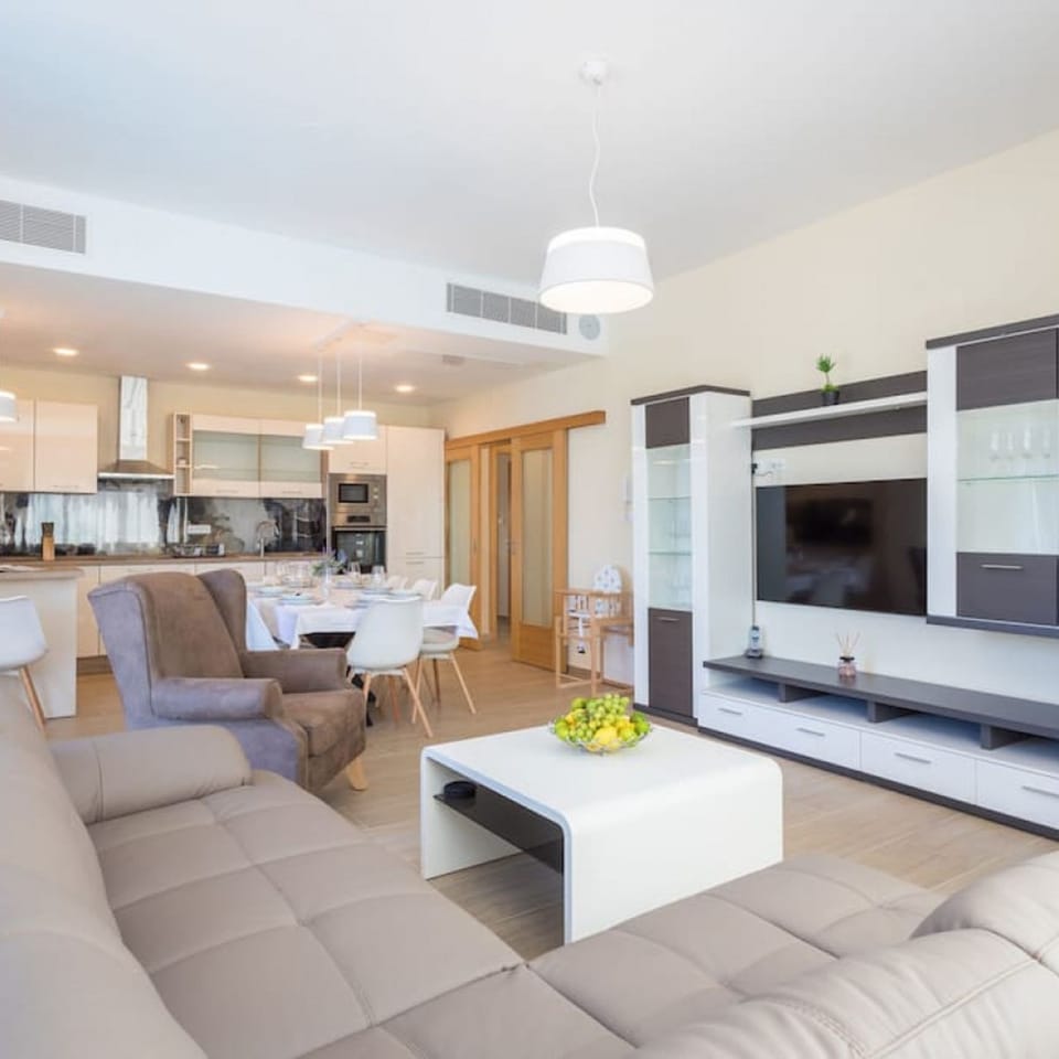 House, Smoking | 4 bedrooms, desk, soundproofing
