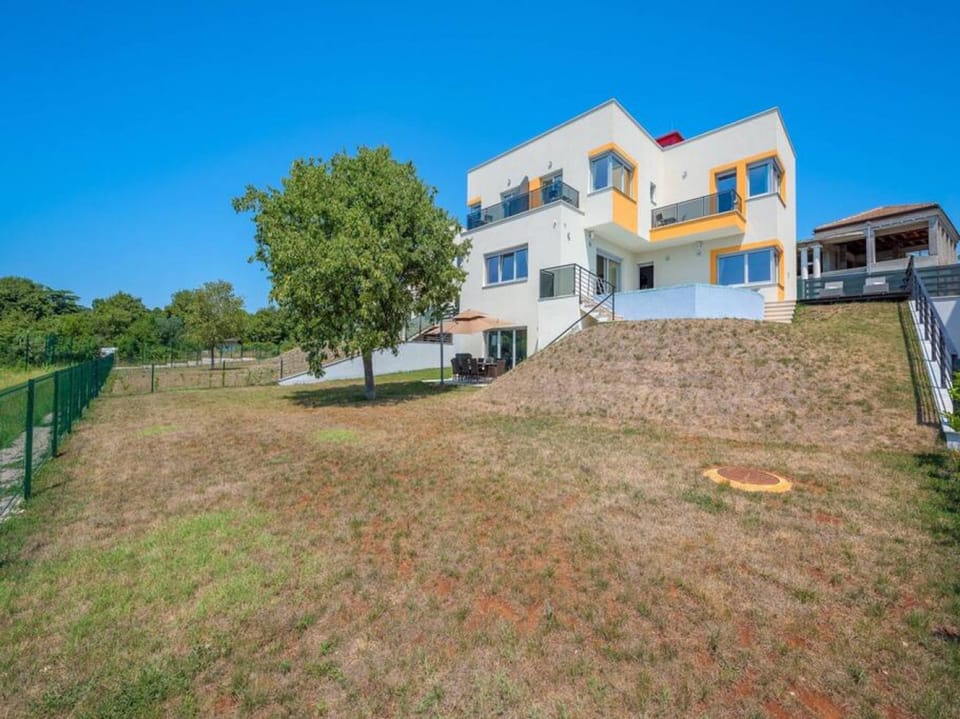 House, Smoking | 3 bedrooms, desk, soundproofing