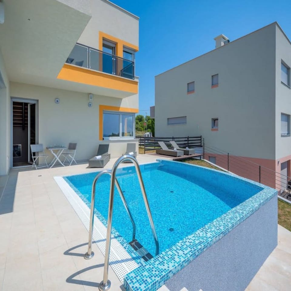 House, Smoking | 3 bedrooms, desk, soundproofing