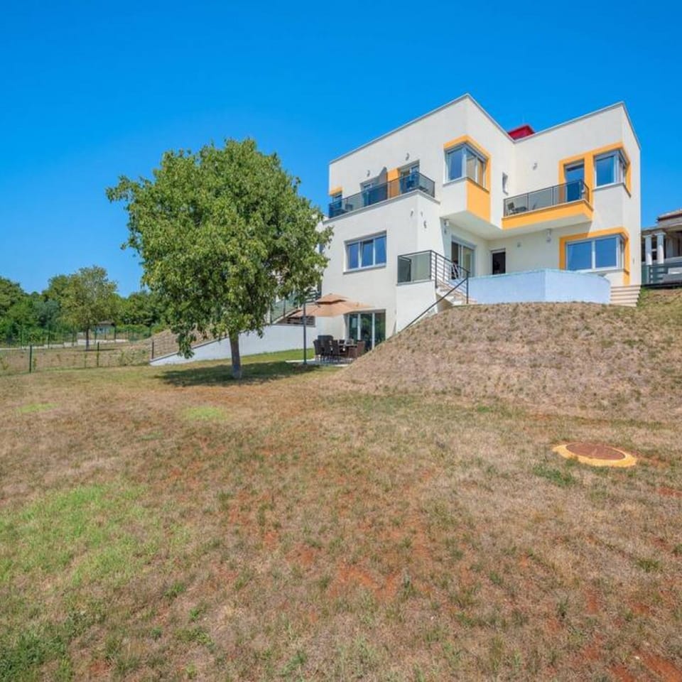 House, Smoking | 3 bedrooms, desk, soundproofing