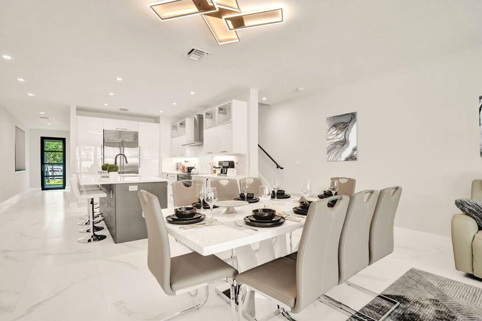 House | 4 bedrooms, desk, iron/ironing board, high-speed internet