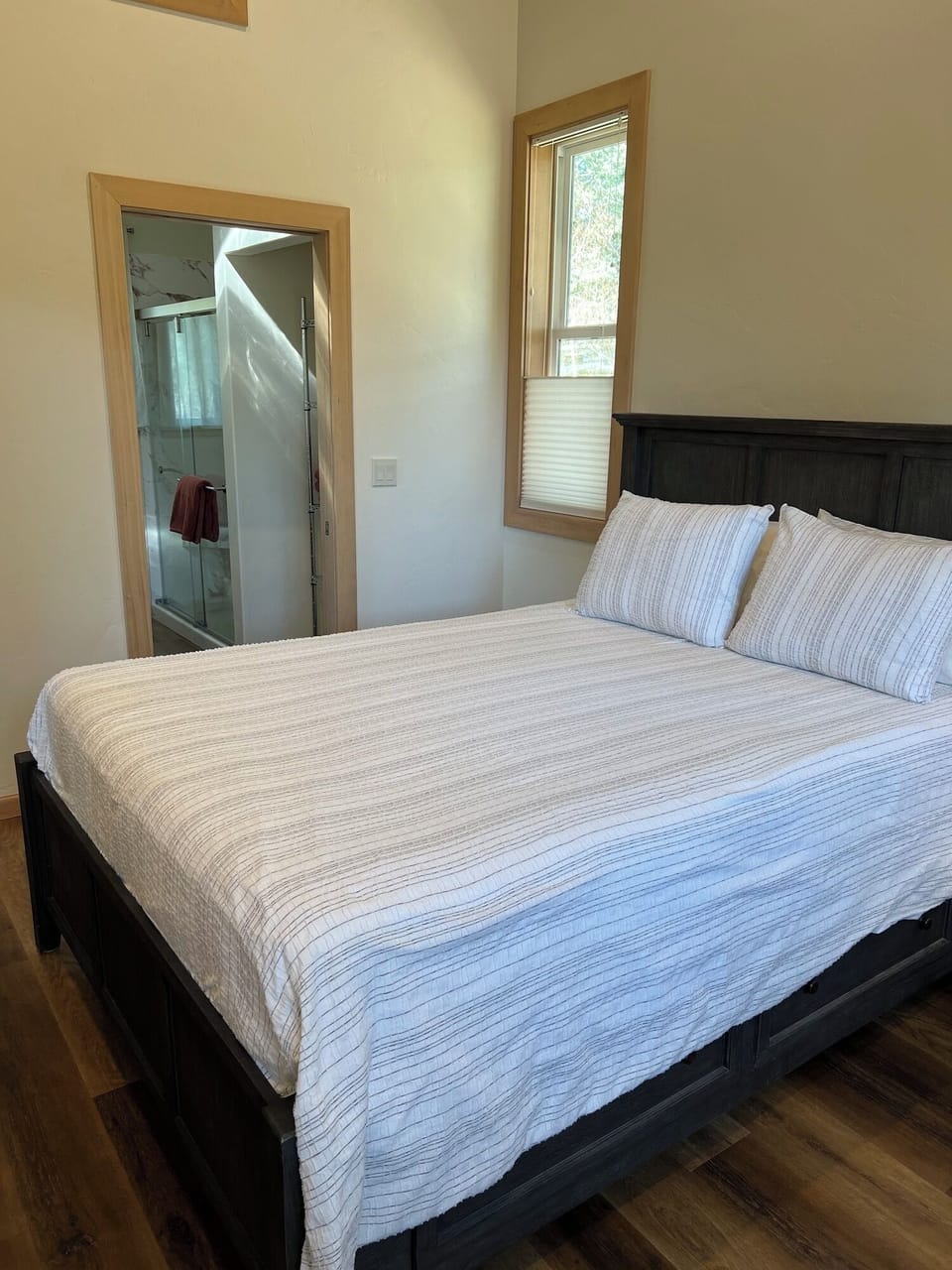 Queen20bed20w3A20view20of20bathroom