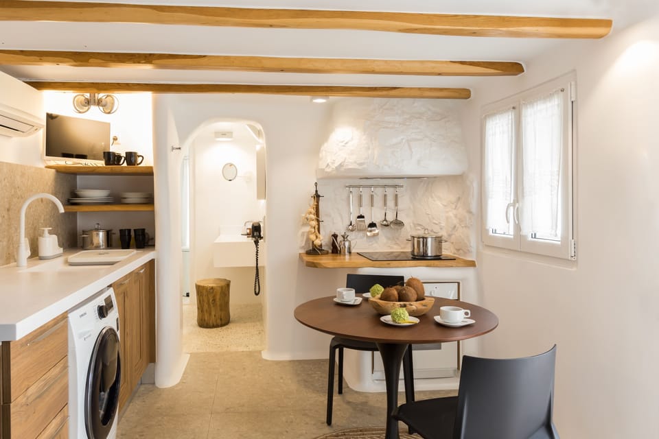 Deluxe House with Outdoor Jacuzzi | Private kitchen | Espresso maker, cookware/dishes/utensils