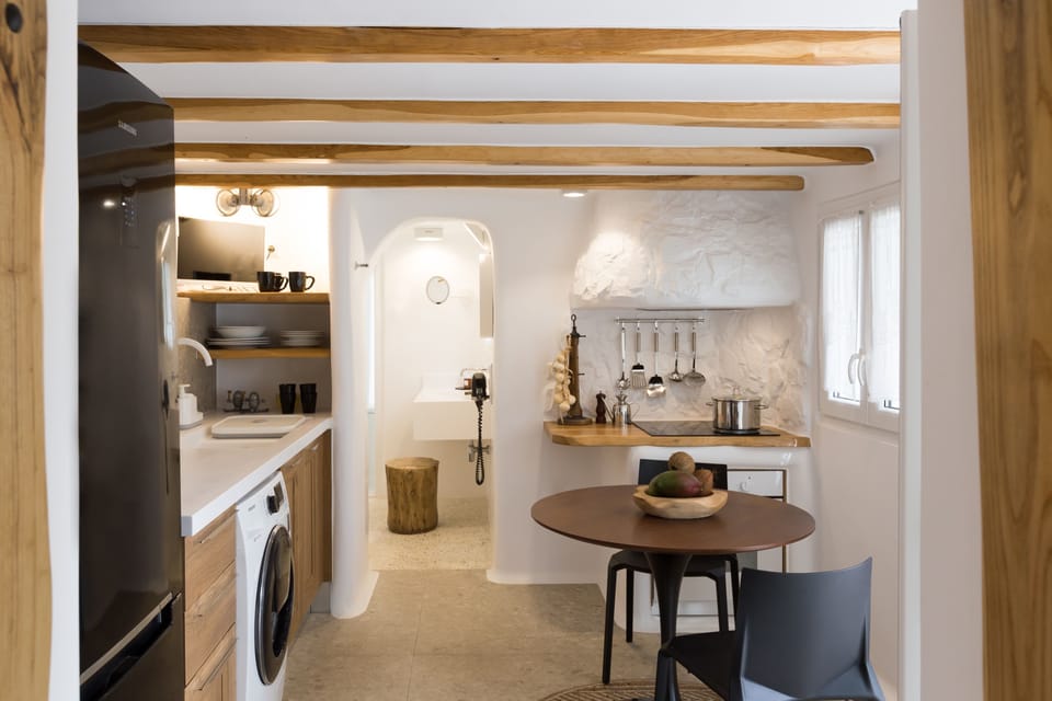 Deluxe House with Outdoor Jacuzzi | Private kitchen | Espresso maker, cookware/dishes/utensils