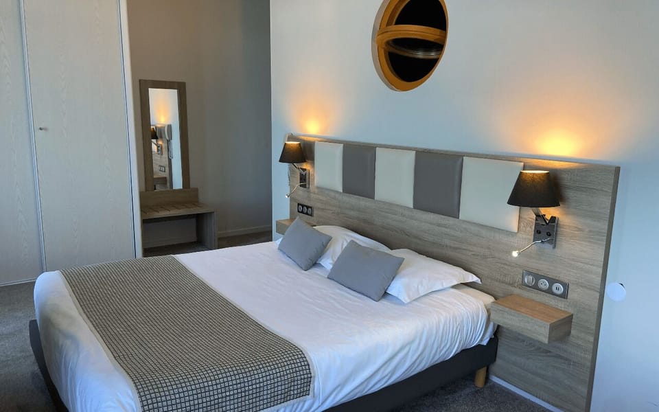 Standard Room, Lake View | Minibar, in-room safe, individually decorated, desk