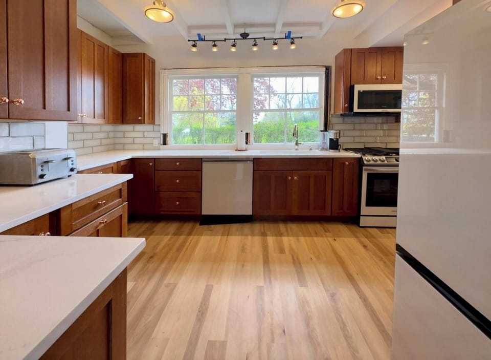 New kitchen rebuild. First rate. Beautiful, counterspace, fully equipped. 
