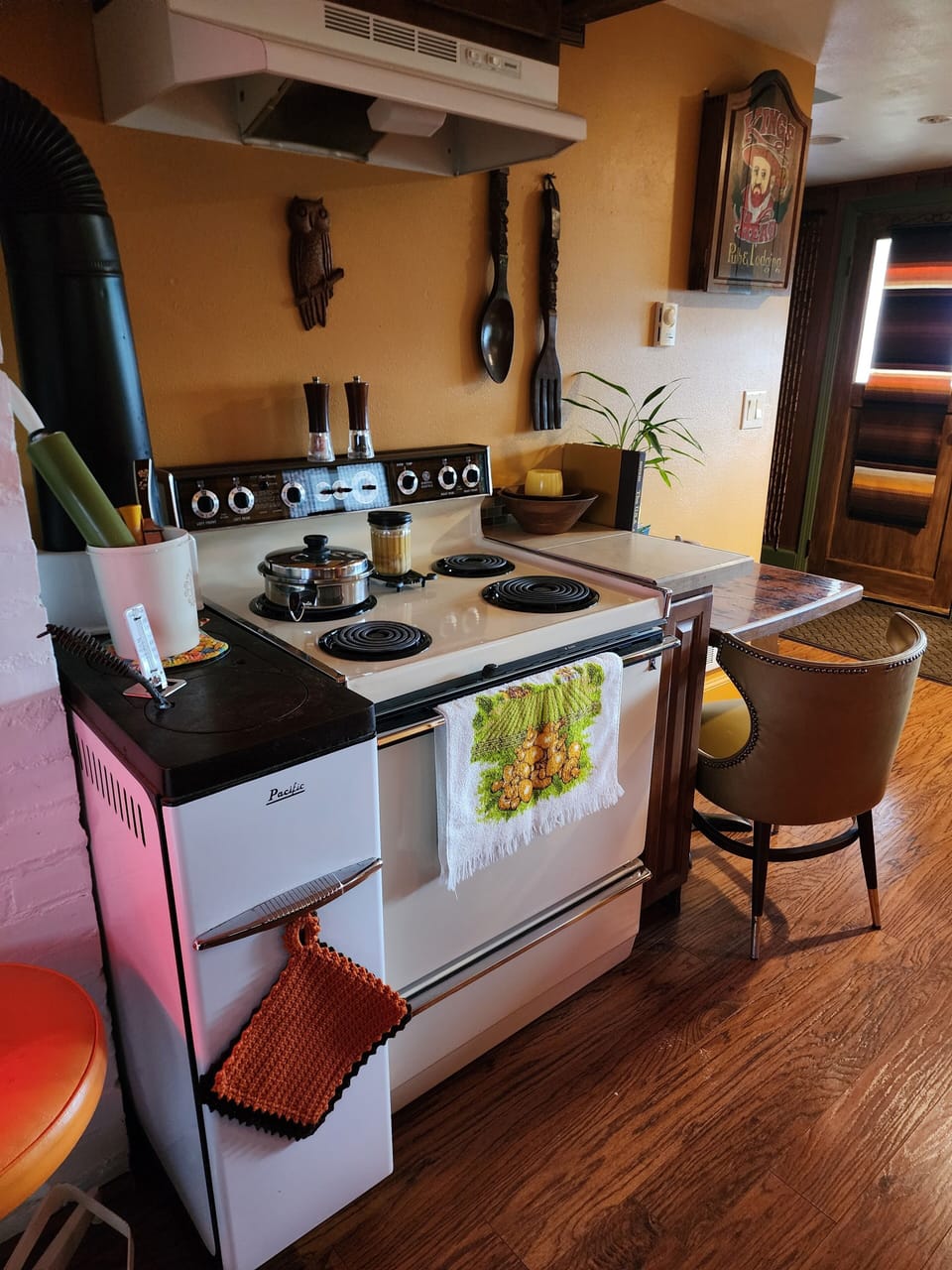 How many Swanson turkey & gravy TV dinners were prepped in this 70's oven? 